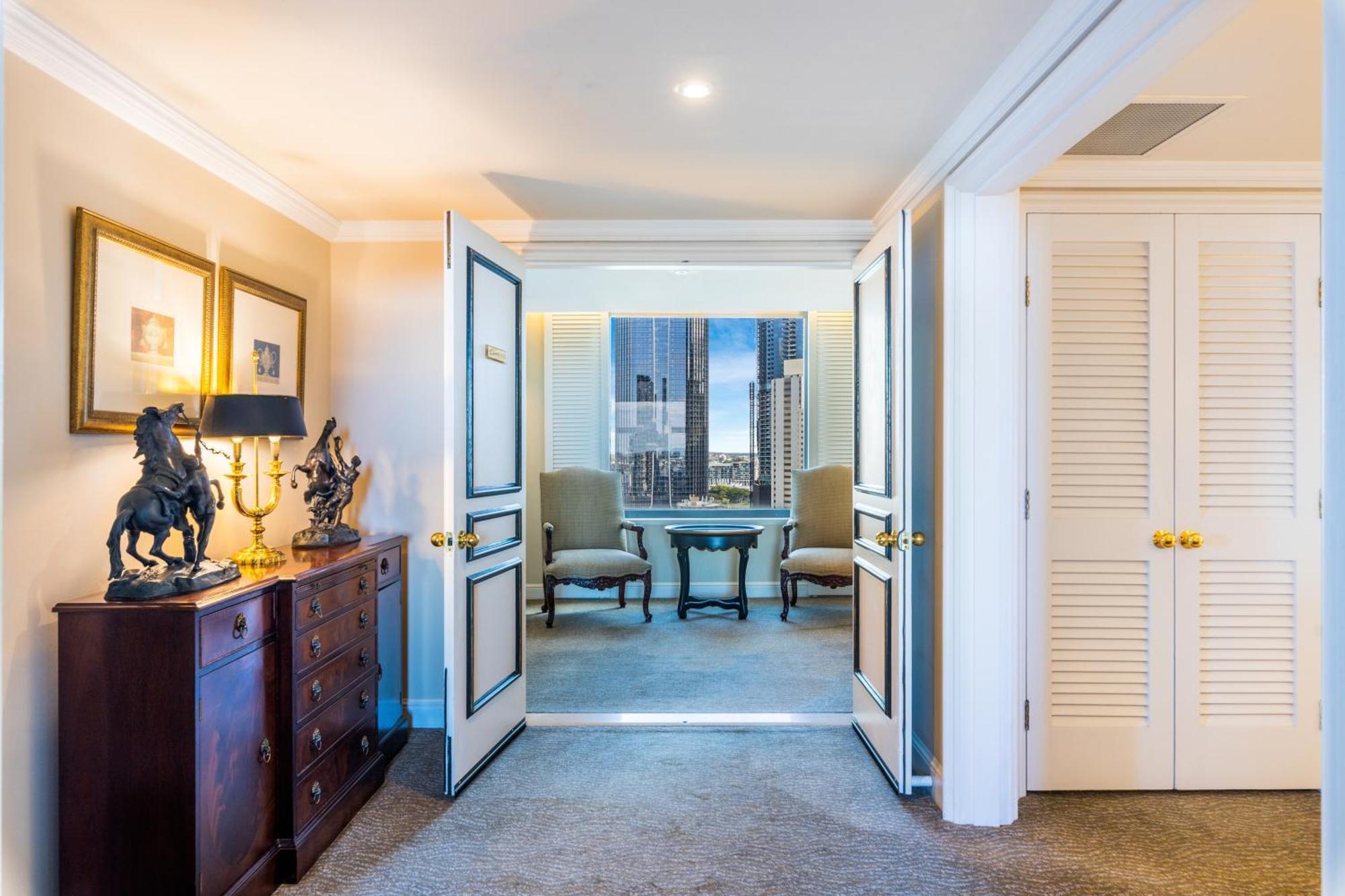 Stamford Plaza Brisbane Hotel Exterior foto A suite at the Mandarin Oriental, Hong Kong
