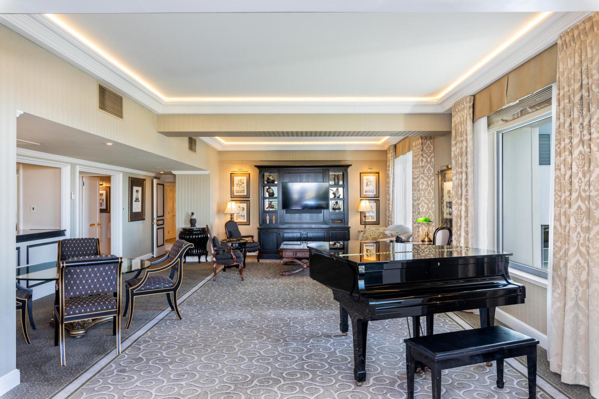 Stamford Plaza Brisbane Hotel Exterior foto The living room of a suite at the Waldorf Astoria Washington DC