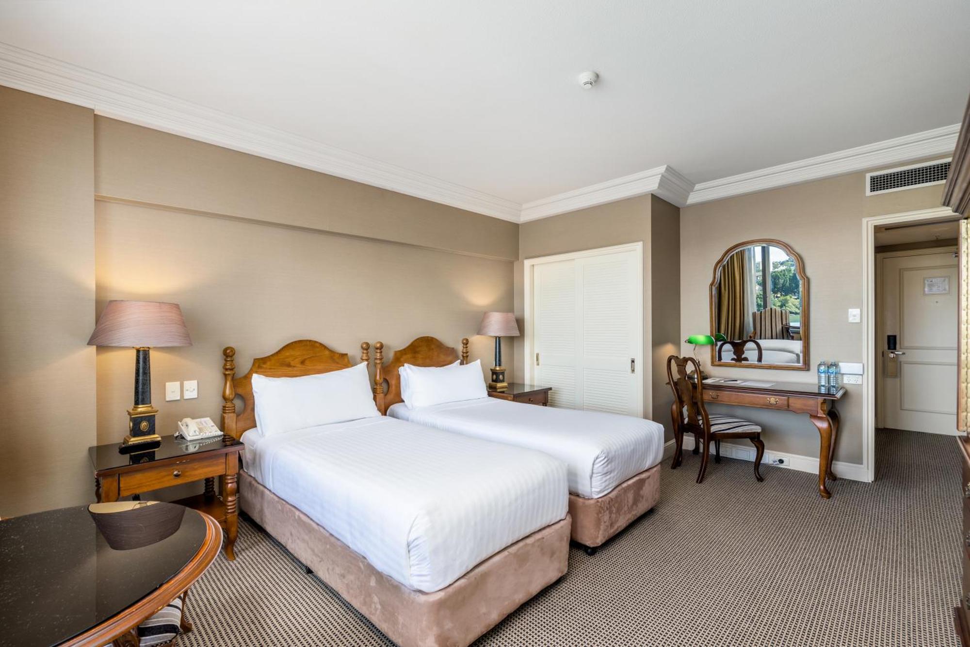 Stamford Plaza Brisbane Hotel Exterior foto A room at the Cape Town Protea Hotel