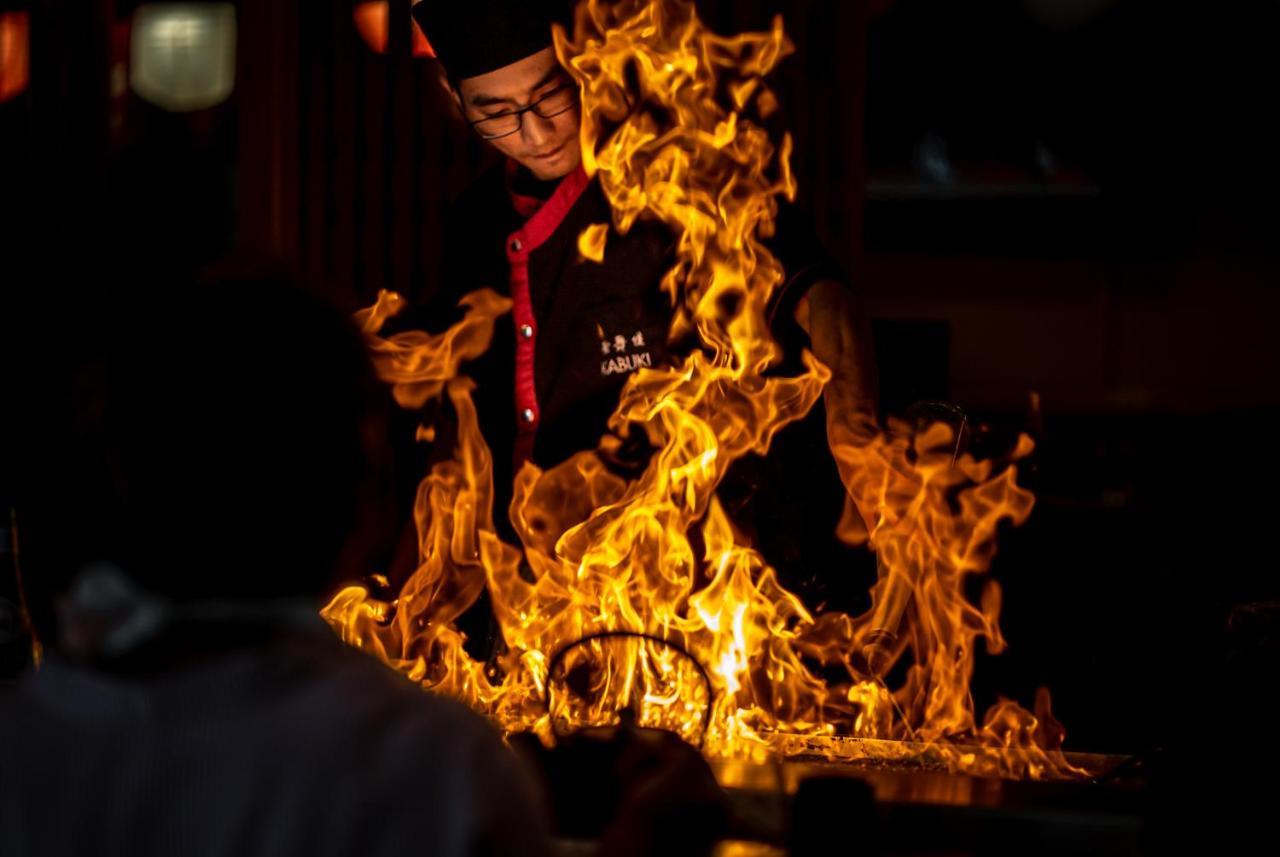 Stamford Plaza Brisbane Hotel Exterior foto A chef cooking with a flaming wok