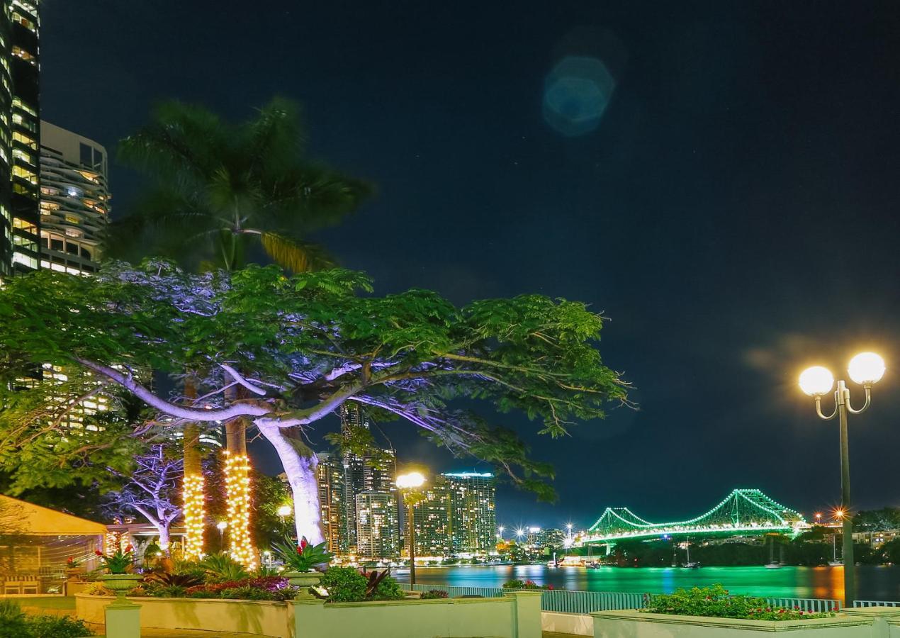 Stamford Plaza Brisbane Hotel Exterior foto The Story Bridge at night